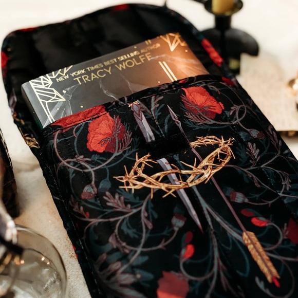 From Blood and Ash Jennifer Armentrout Puffy Quilted Book SLeeve Poppy Dagger - Picture 1 of 5